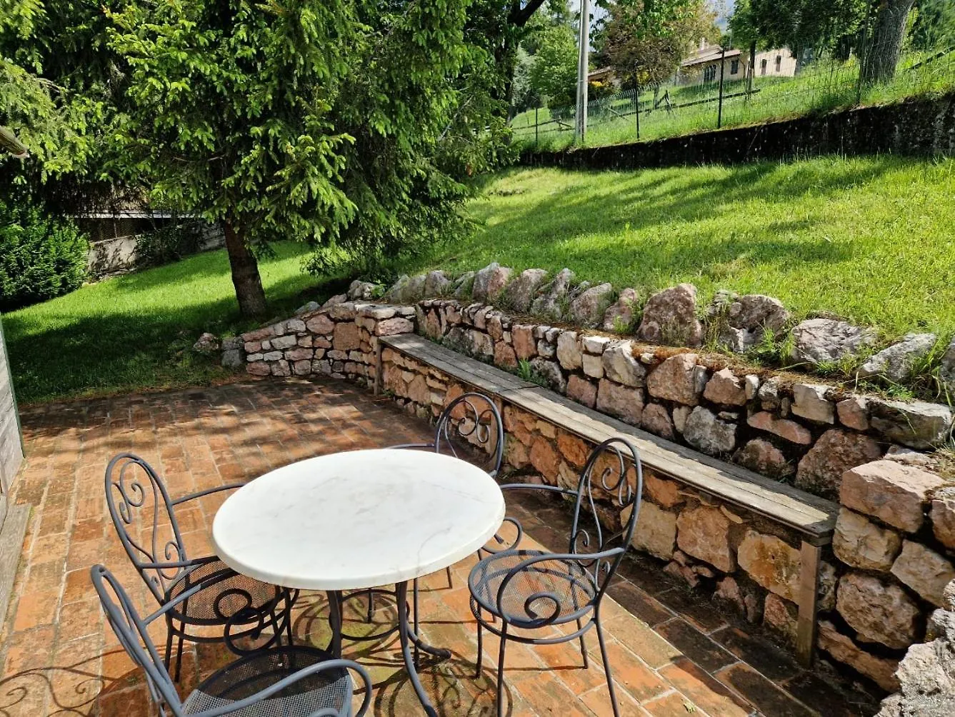 Villa Prada Beauty Through Pastures And Lake Garda 布伦佐内堡